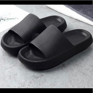 Cloud Cushion Slides (black)